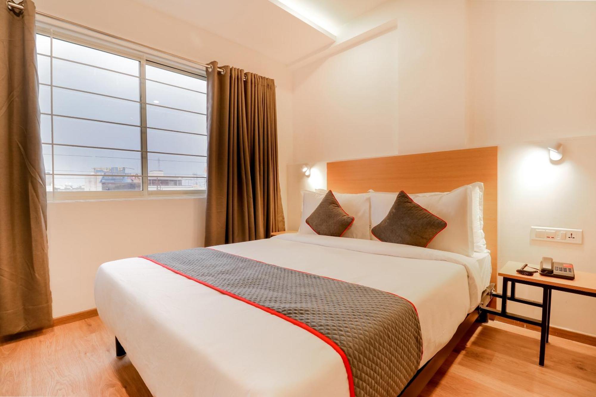 Super Townhouse The Landmark Indore Esterno foto