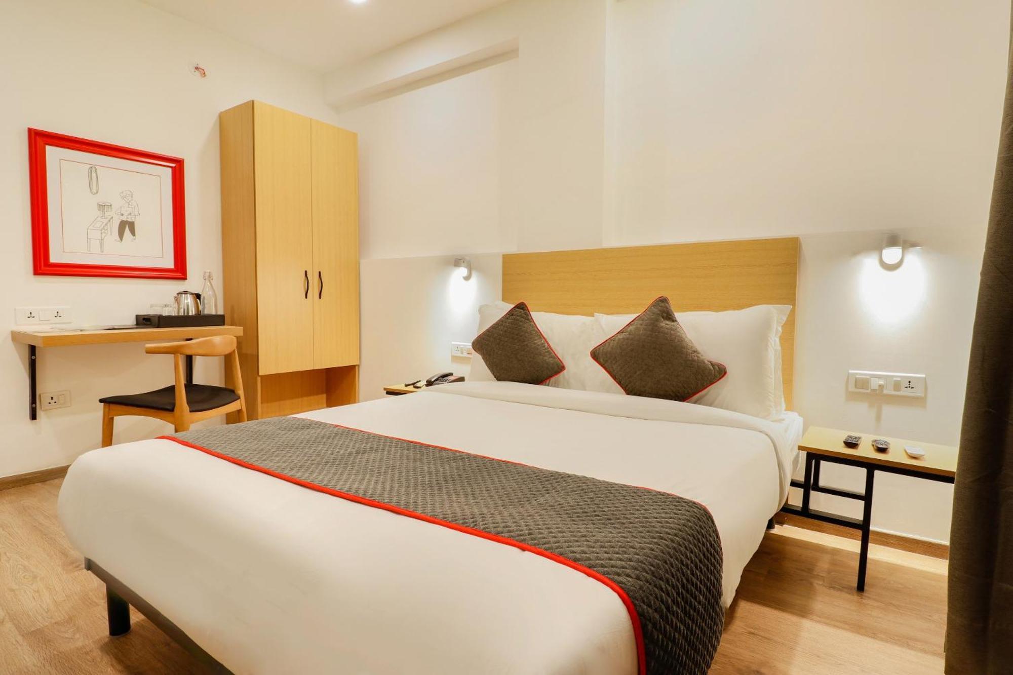 Super Townhouse The Landmark Indore Esterno foto
