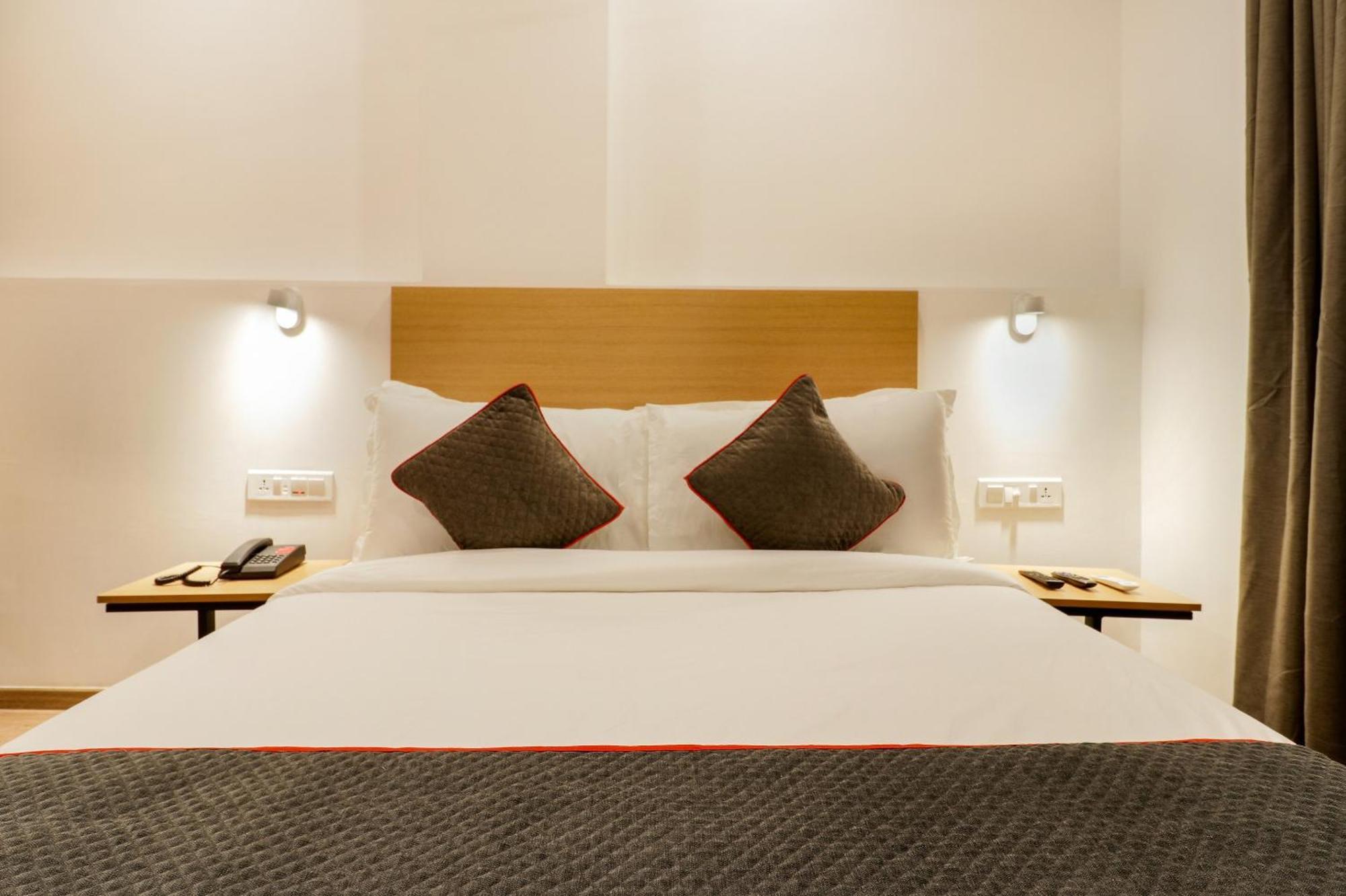 Super Townhouse The Landmark Indore Esterno foto